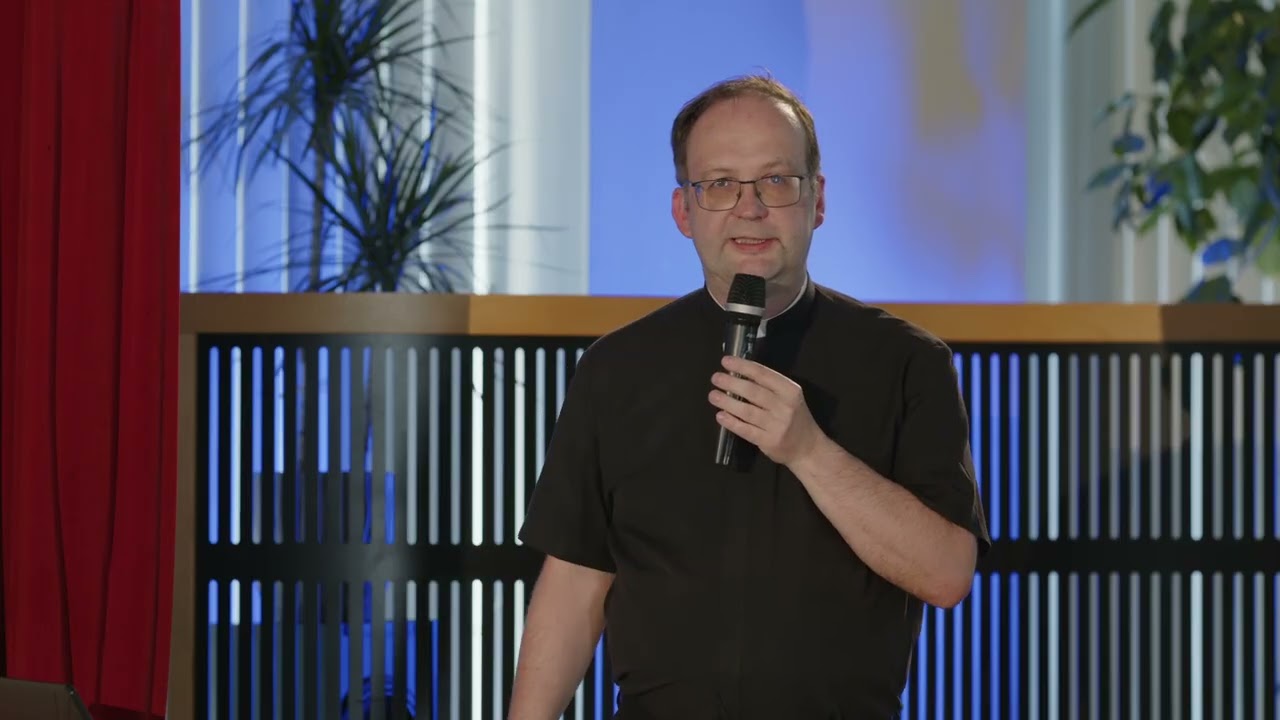 Proměna svrchního obřadního roucha kněze v průběhu staletí (P. Radek Martinek)