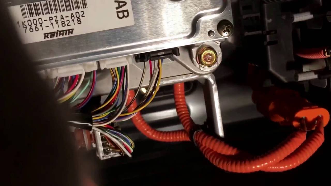 Замена батареи для гибридного автомобиля Honda Civic 2003, 2004 и 2005 годов выпуска.