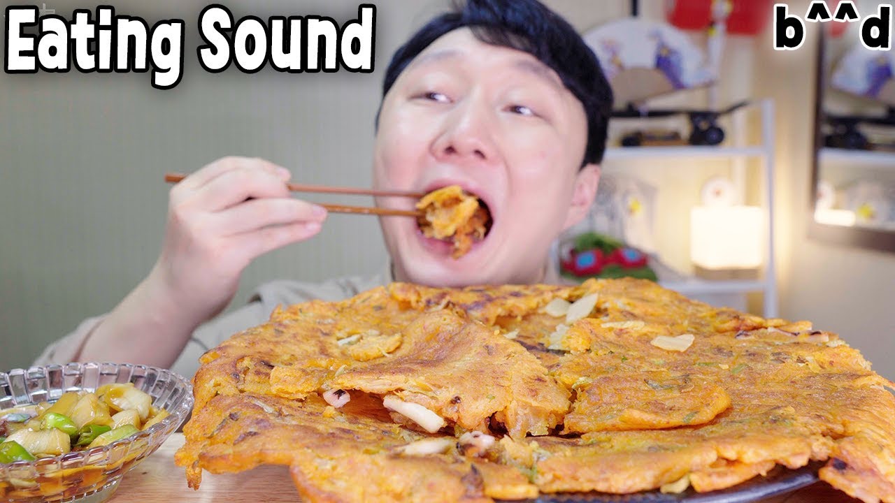 On a rainy day, I eat Kimchi Pancake! Real Eating Sound Mukbang b^^d Social Show ASMR