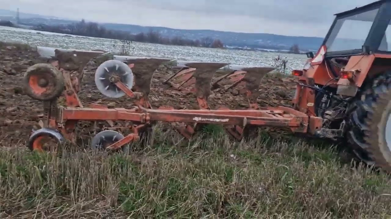 Orka zimowa Ursus 1204 z pługiem obracalnym ażurowym Landsberg w zimowej scenerii #Ursus #orka #pług