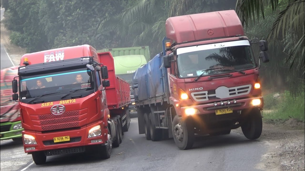 TRUK BERMESIN HELLIKOPTER SUARA MENGGELEGAR. PERJUANGAN BERAT TRUK FUSO DI TANJAKAN 