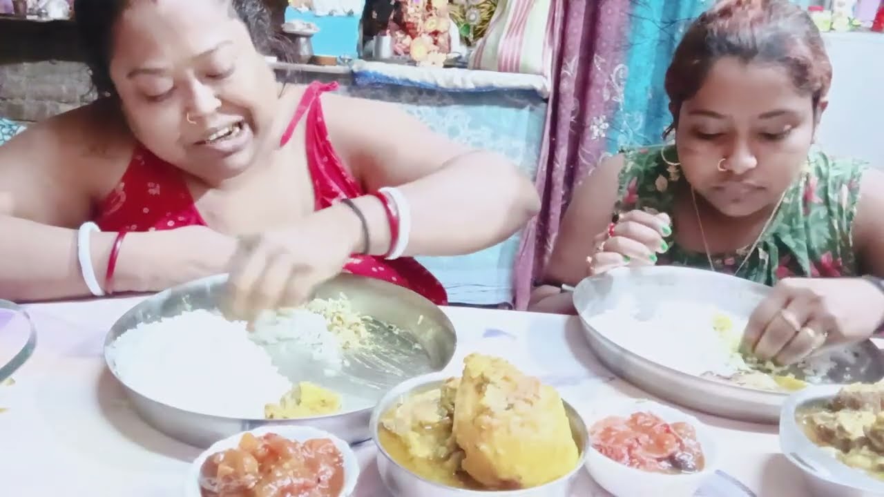 বন্ধুরা আজকে দুপুর বেলা লোভনীয় খাবার খেলাম। সুস্বাদু তোমরা দেখে নিও আমাদের খাওয়া 🤤🤤🤤🤤😊