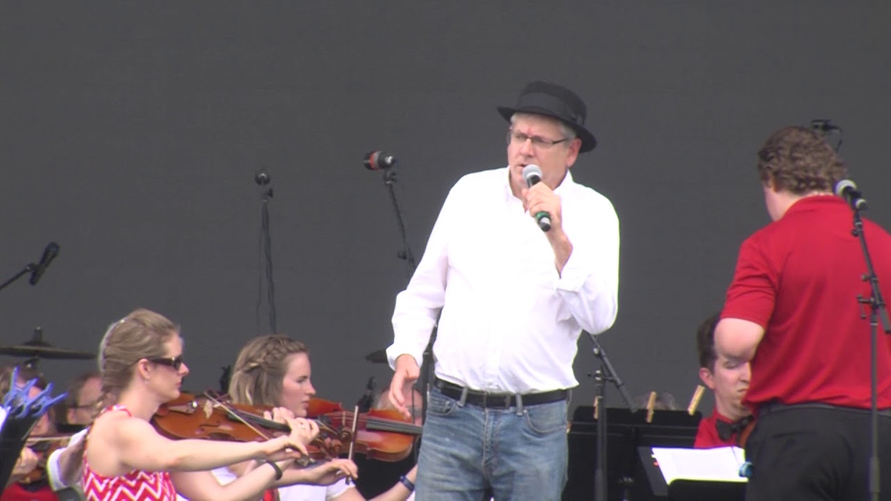 Charlie Angus performs Gord Downie tribute with Timmins Symphony
