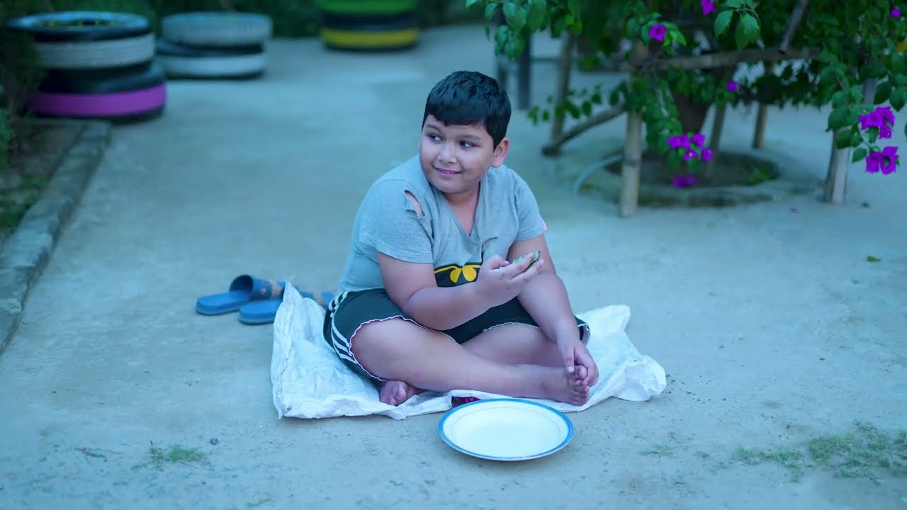 ক্ষুধার জ্বালা সহ্য করতে না পেরে ভিক্ষা করে বাচ্চাটি !! Motivational Story