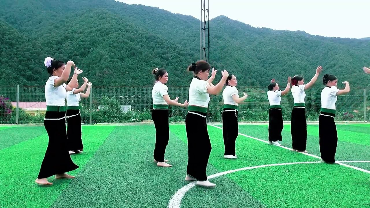 Đội văn nghệ Trung nên bản mường chiến hai múa thái Ngọc Chiến tại sân bóng Hương rừng Ngọc Chiến 