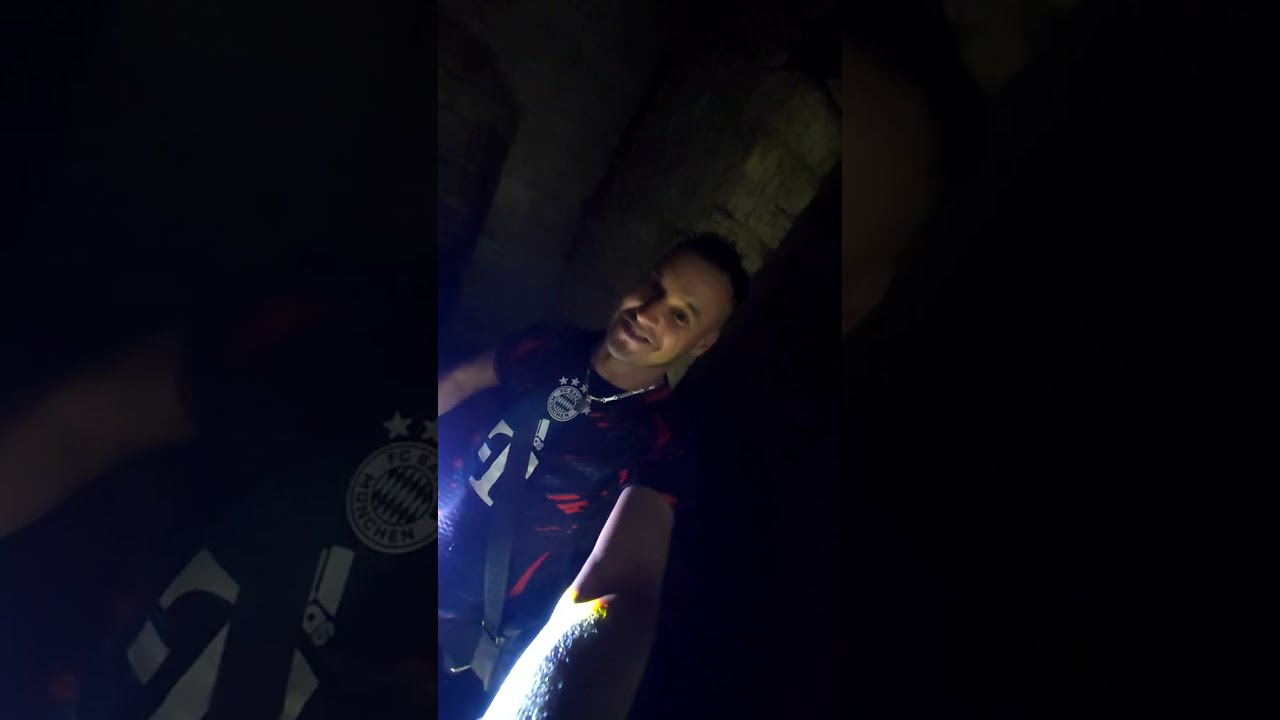 5 امتار تحت الارض حي كازانوفا بقسنطينة قلت من قبل بأن تحته نفق وبعد الاشغال لما حفرو وجدوه تابعو معي