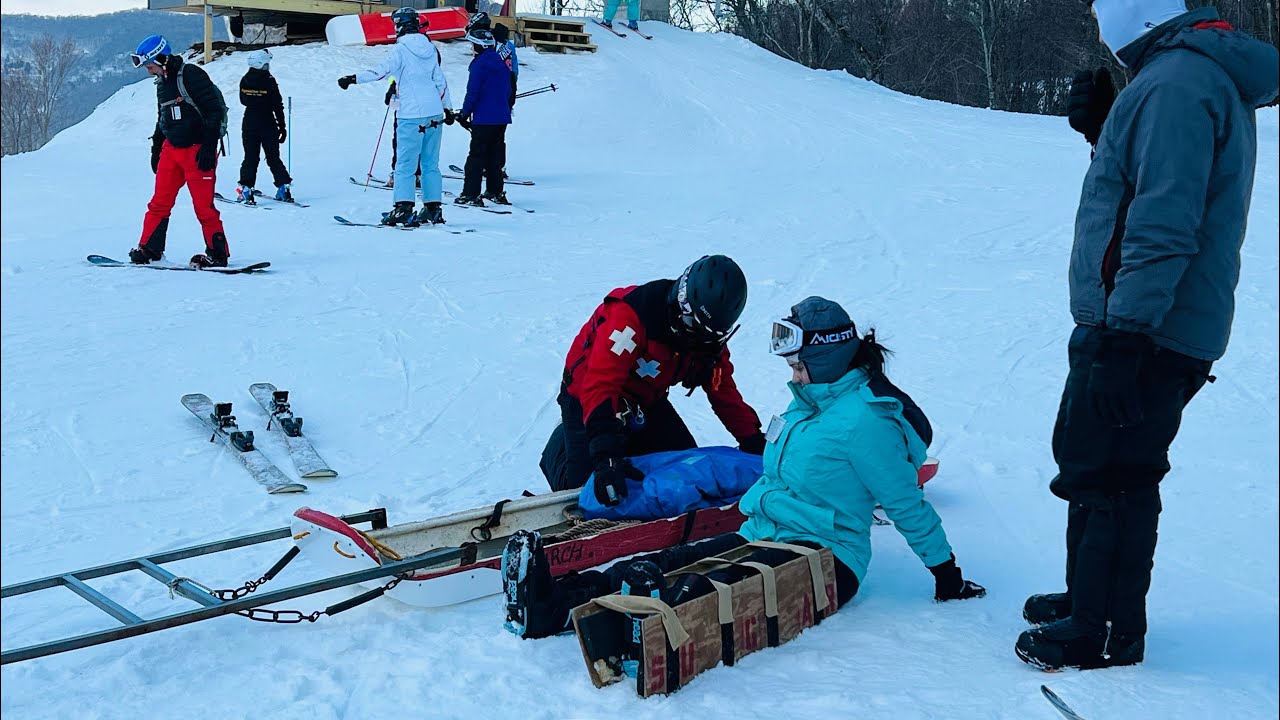 SUGAR MOUNTAIN FAMILY VLOG! KIDS FIRST TIME SKIING & SNOWBOARDING| EMERGENCY RESCUE BY SKI PATROL