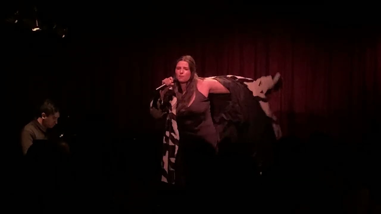 Mercedes Riegé sings 