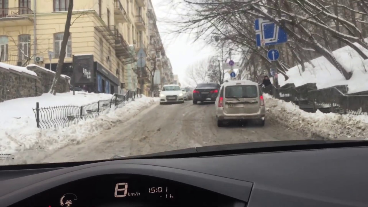 Авто з США Nissan Leaf в зимку, підйом під горку в місті Киев