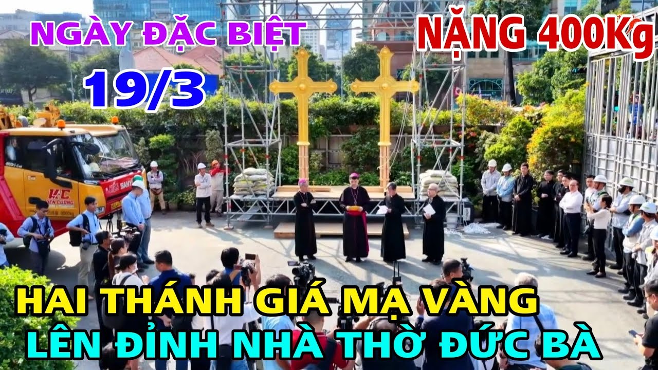 Khoảng khắc lịch sử NHÀ THỜ ĐỨC BÀ SÀI GÒN cẩu Hai THÁNH GIÁ MẠ VẠNG Đưa LÊN ĐỈNH NHÀ THỜ ĐỨC BÀ .