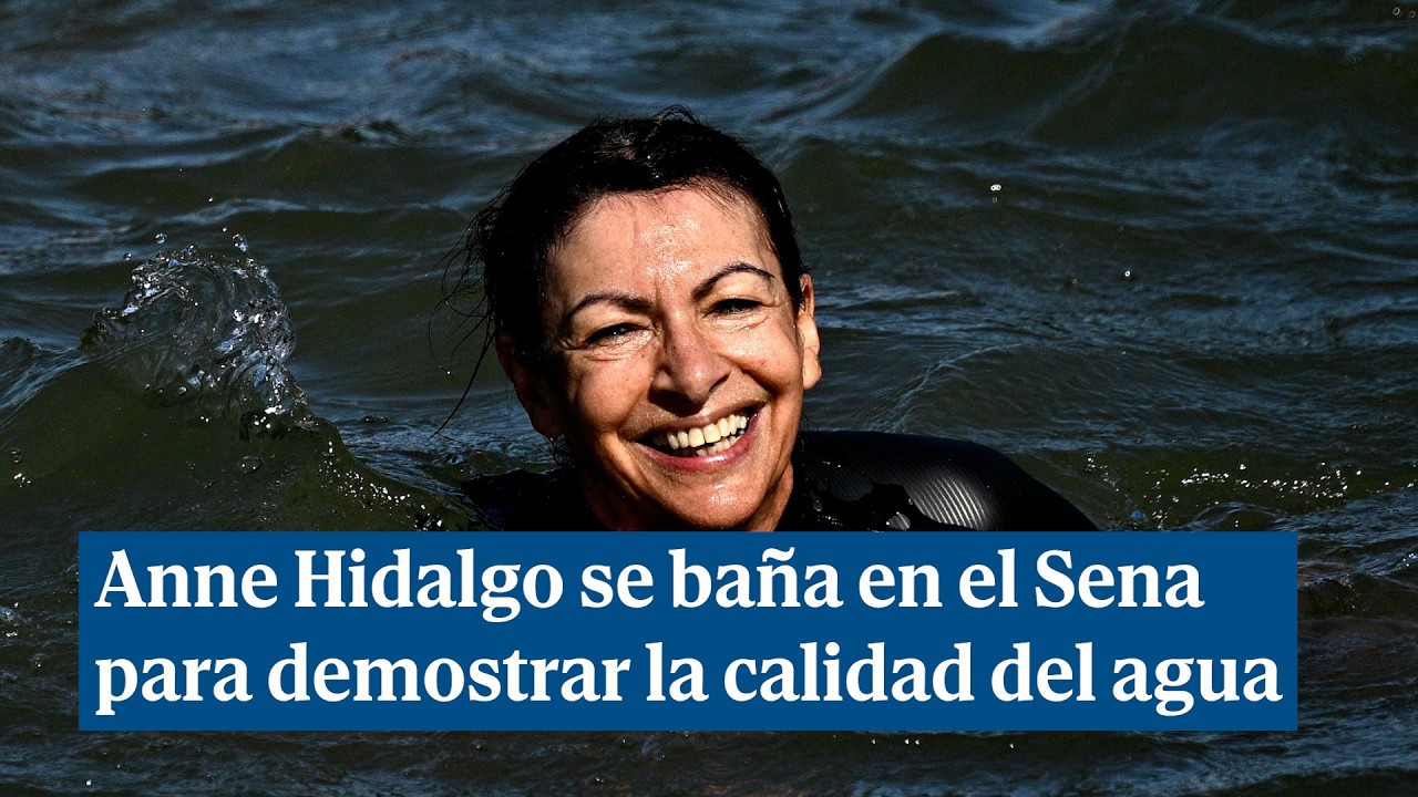 La alcaldesa de Par&iacute;s, Anne Hidalgo, se lanza al Sena para demostrar la calidad de sus aguas para lo