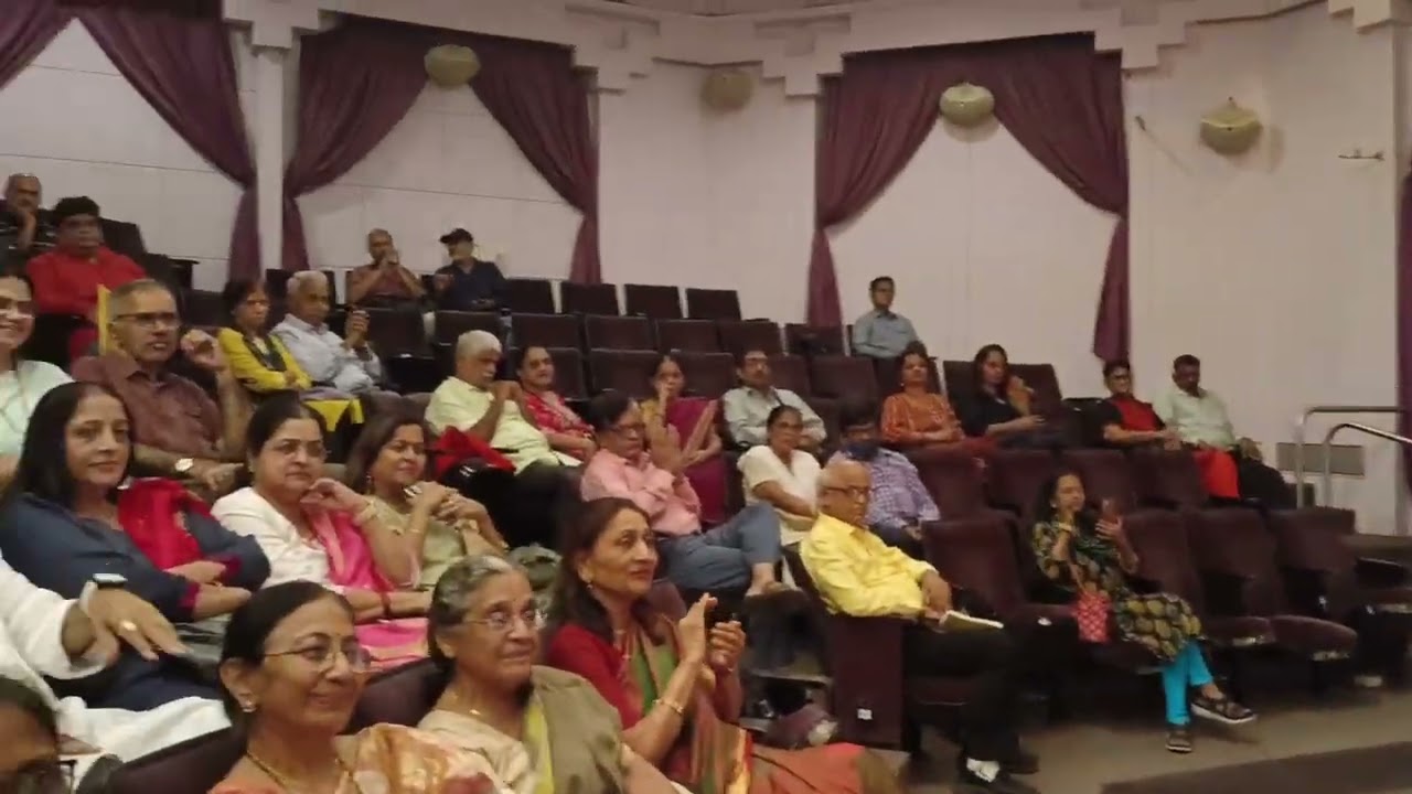 Ruperi valut madanchya banat ye na at Marathi concert at Ravindra Natya Mandir