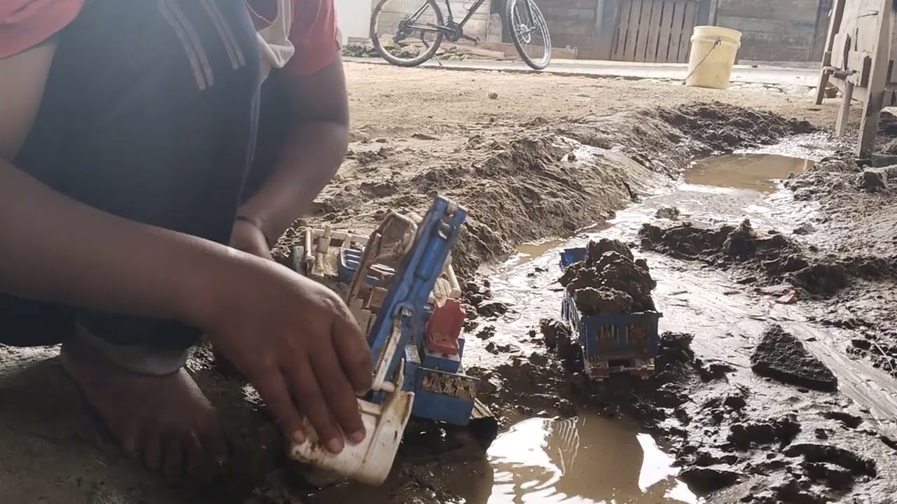 TRUK MUAT TANAH LIAT LANGSUNG TURUN KE AIR