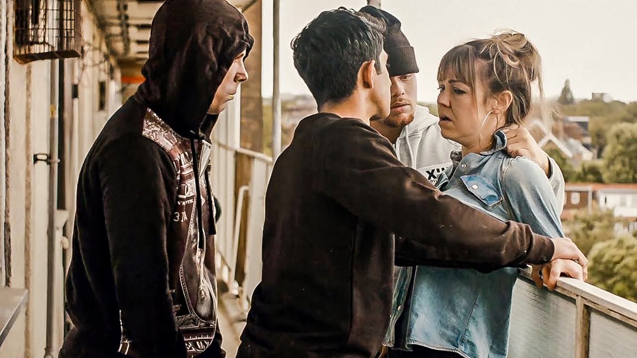 Des Voyous Agressent une Femme, Ignorant Que Son Mari Est Un Assassin Professionnel