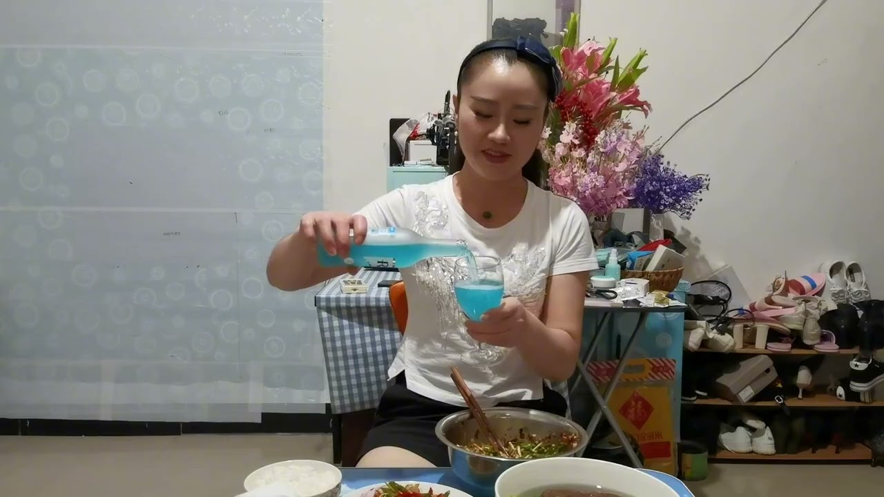 横店凤姐做了几道家乡拿手菜，配上鸡尾酒，仿佛回到老家的感觉