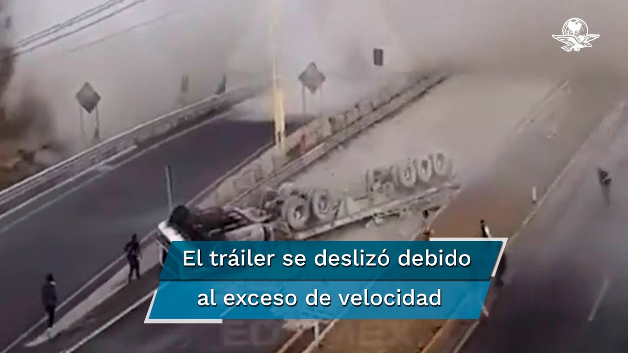Captan aparatosa volcadura en la carretera México–Veracruz de tráiler cargado de cemento