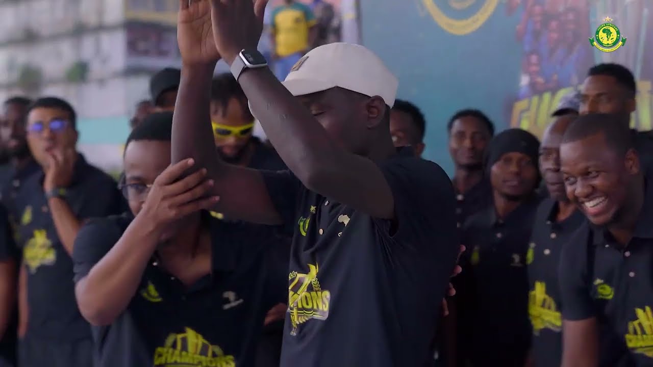 MASHABIKI WASHINDWA KUJIZUIA KWA CLATOUS CHAMA BAADA YA KUPANDA JUKWAANI KWENYE PARADE