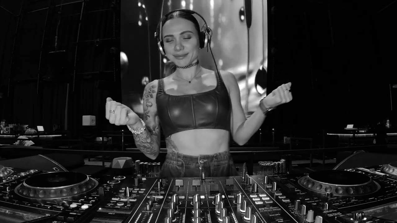 GUZOVA Weekly Podcast 22 | Melodic Techno DJ Set 2026 | Live Mix [Progressive House &bull; Techno]