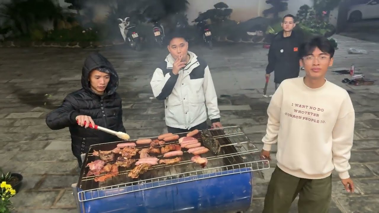 Đang Ăn Tất Niên Thì Mưa Quá Anh Em Phải Chạy Vào Nhà