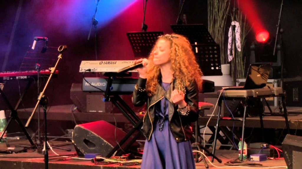 Janette Criscuoli, in Piazza del Popolo, canta Hallelujah
