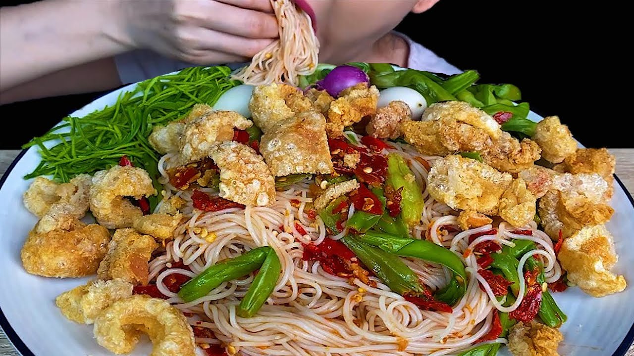 Eating Spicy Thai Food ( CRISPY PORK SKIN & RICE NOODLES ) Spicy Rice Noodles Salad
