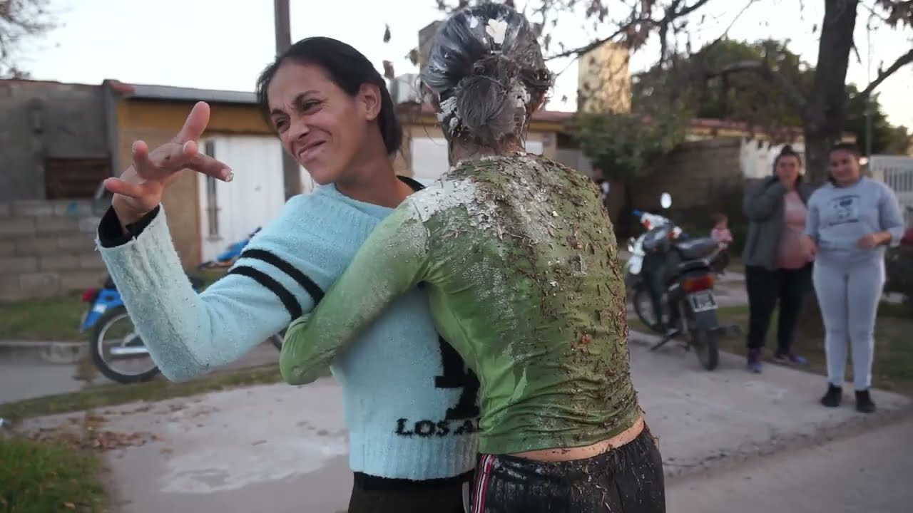 Embarrada y pintada de Calle en los 15 años de Ludmila Ávila