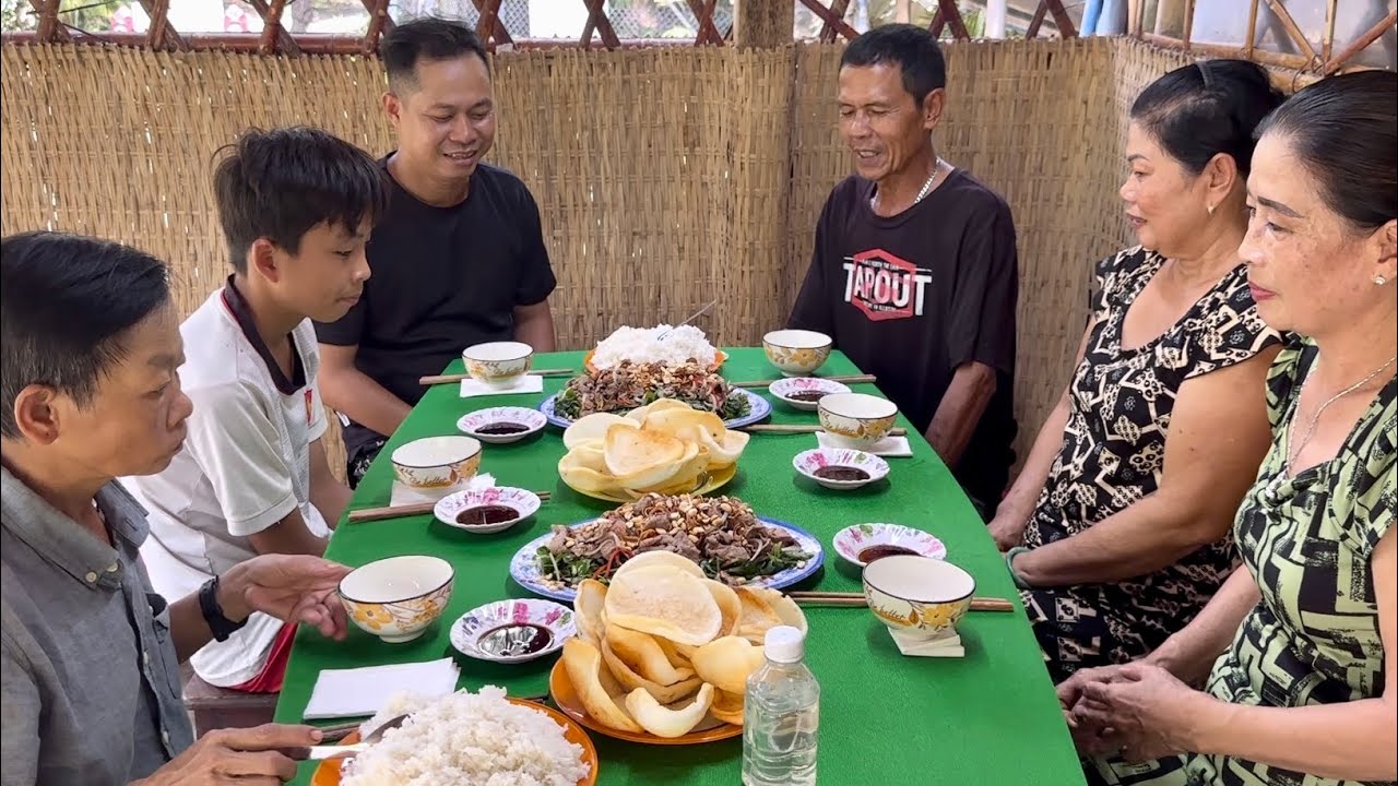 Thịt Bò bóp gỏi Rau Càng Cua bánh Phòng tôm món ngon hương vị quê nhà / at6n