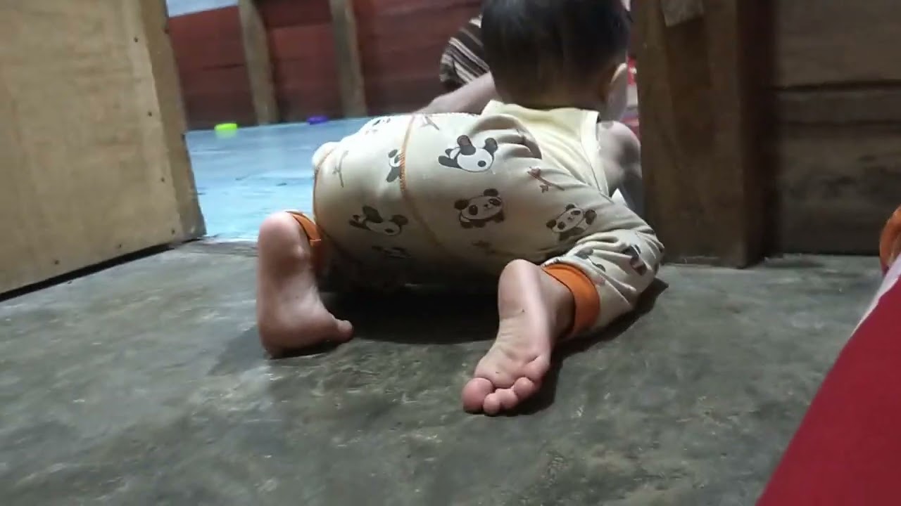 ada ada aja Anak kecil kalo BAB gayanya begini ya teman-teman #anakkecil #levinokhe #anakpintar