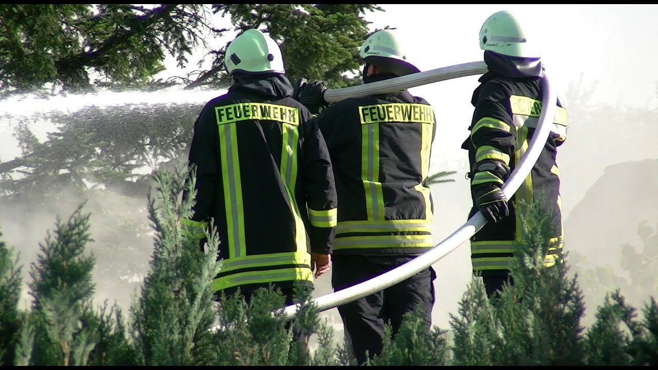 GROßBRAND IN BERUMBUR  - GEBÄUDE STEHT IN VOLLBRAND - FEUERWEHREN IM GROßAUFGEBOT VOR ORT