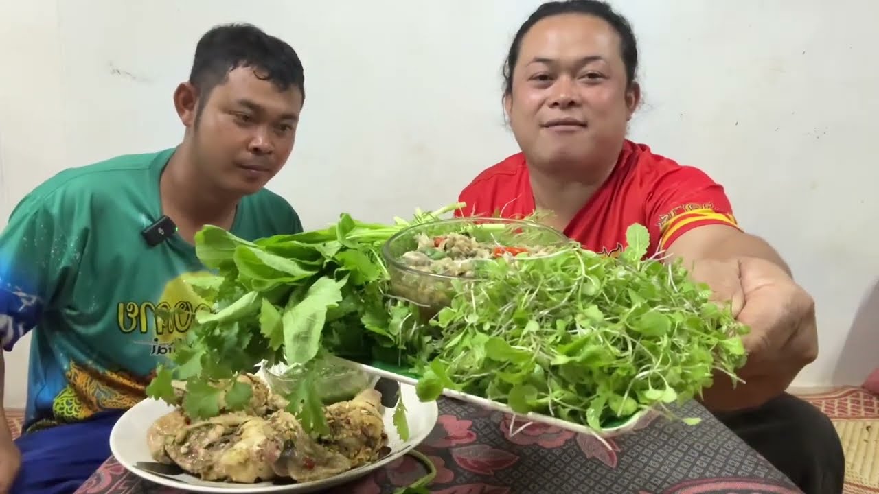 เมนูนี้ต้องกินคู่กับผักสด และนึ่งไก่สูตรนายหูดำก็อร่อยสุดๆ