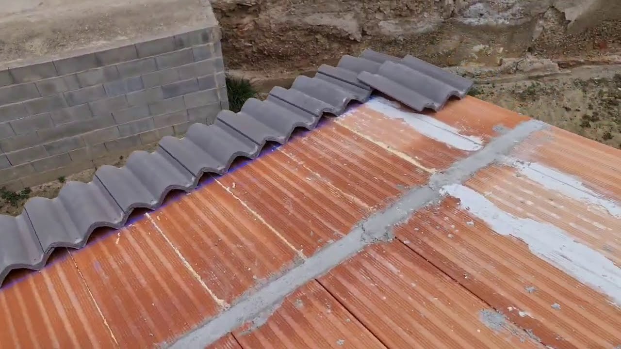 Colocación de tejas de hormigón  sobre cubierta , para colocar estructura de placas solares