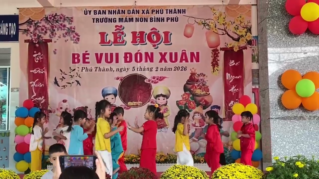 Bé bắp nhảy trong trường mẫu giáo