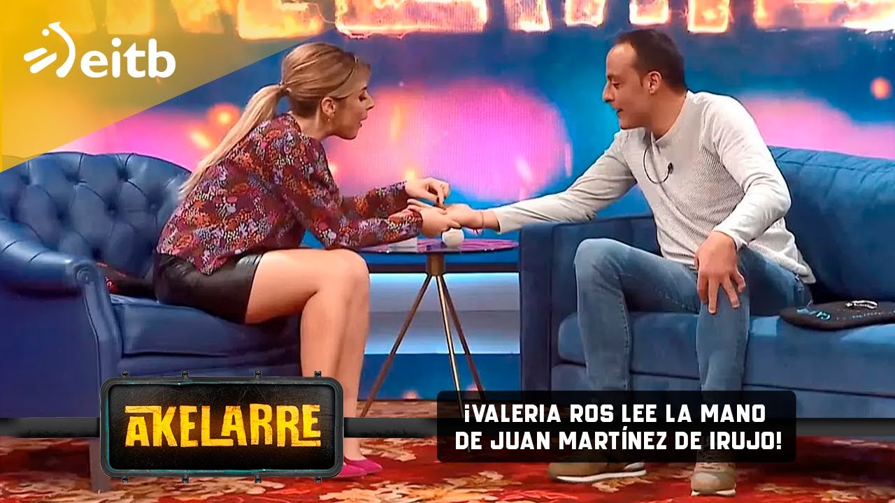 ¡Valeria Ros lee la mano de Juan Martínez de Irujo!