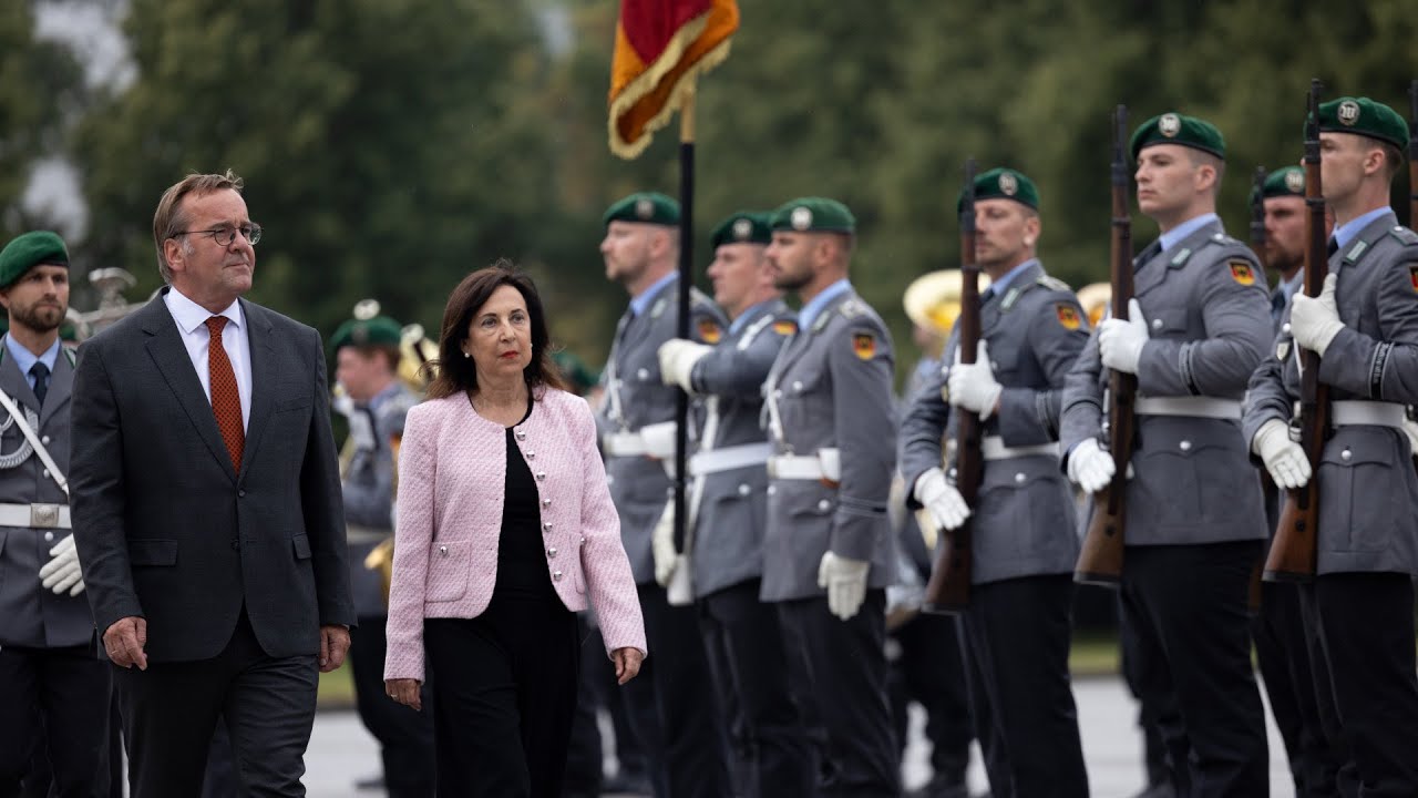 Militärische Ehren für Spaniens Verteidigungsministerin Margarita Robles