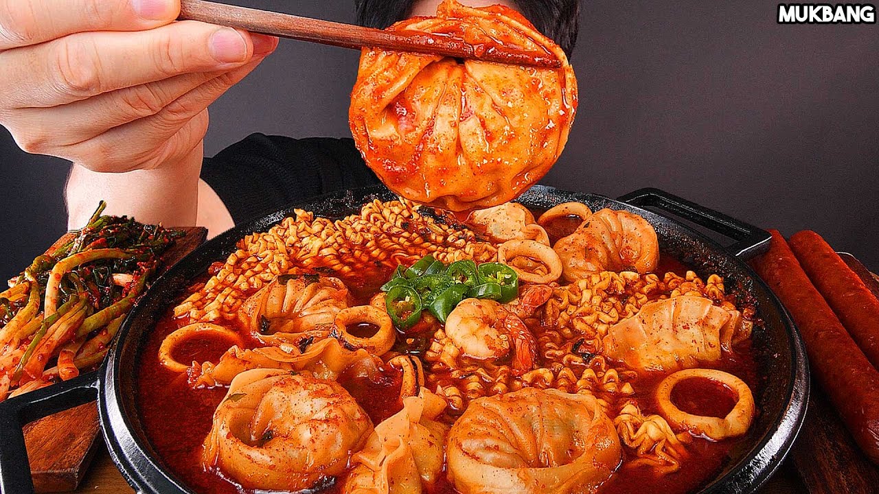 острая лапша и колбаса Spicy Dumpling & Seafoods Noodles Sausage EATING ASMR MUKBANG