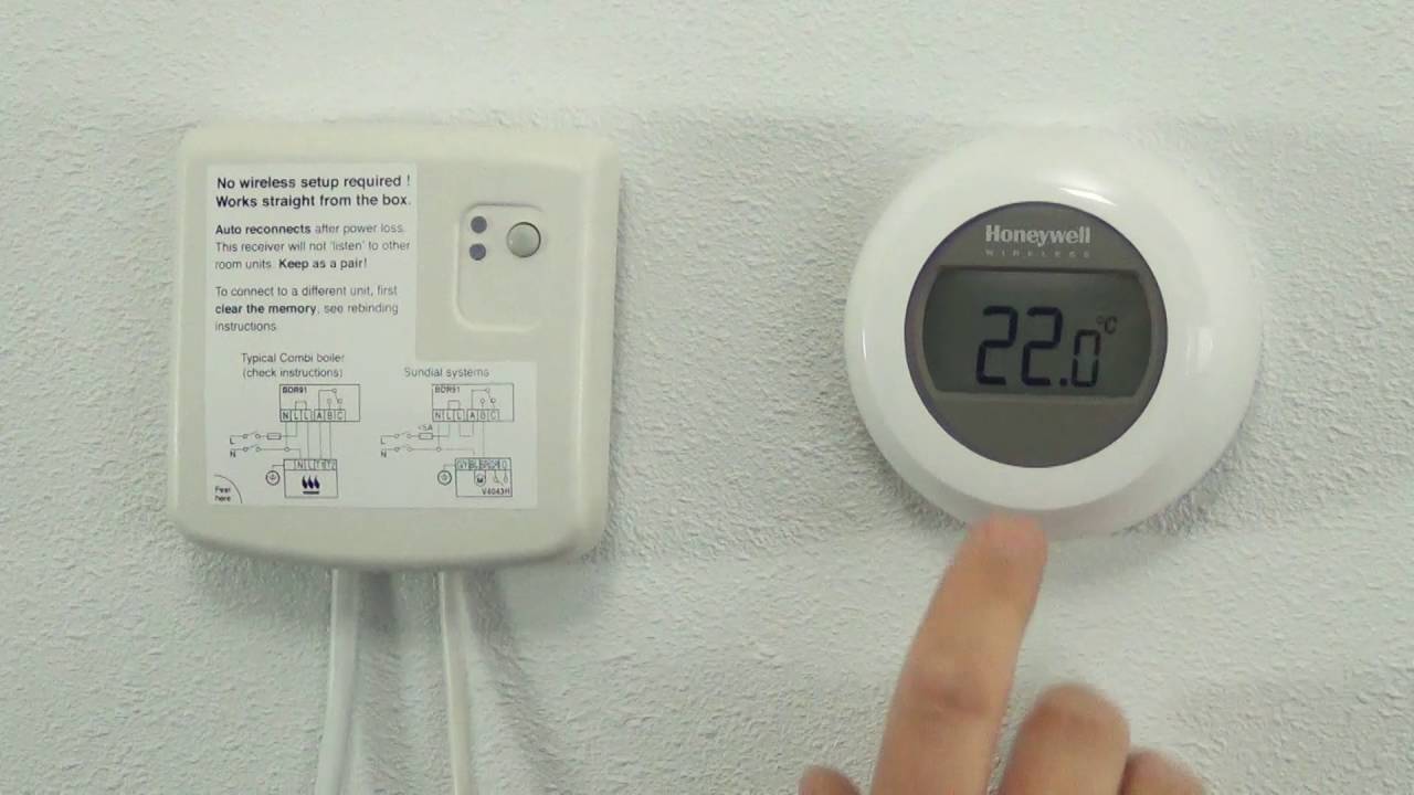 Koble sammen releboksen BDR91 og den Runde termostaten T87RF på nytt