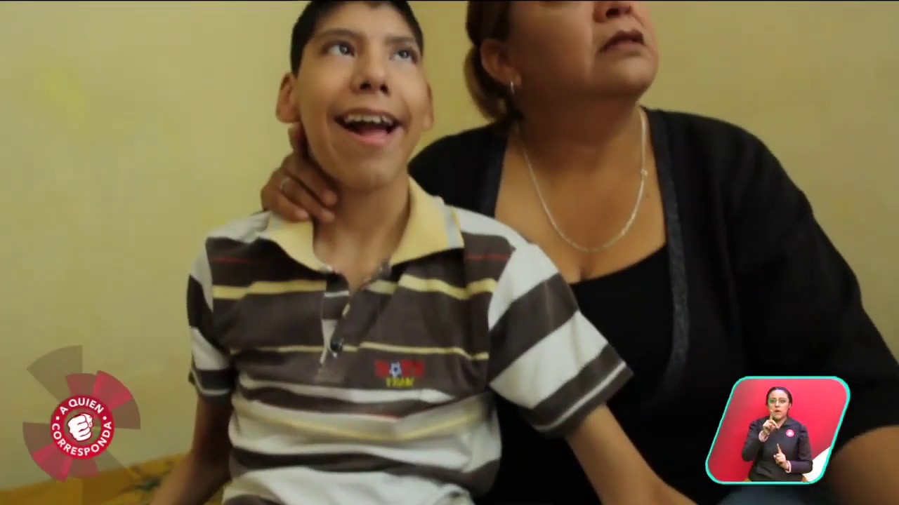 Adolfo padece microcefalia y requiere apoyo con una silla de ruedas especial | A Quien Corresponda