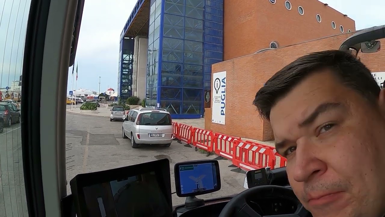 Włochy, Port w Bari. Cofanie na statek i lekkie łapówkarstwo na porządku dziennym...