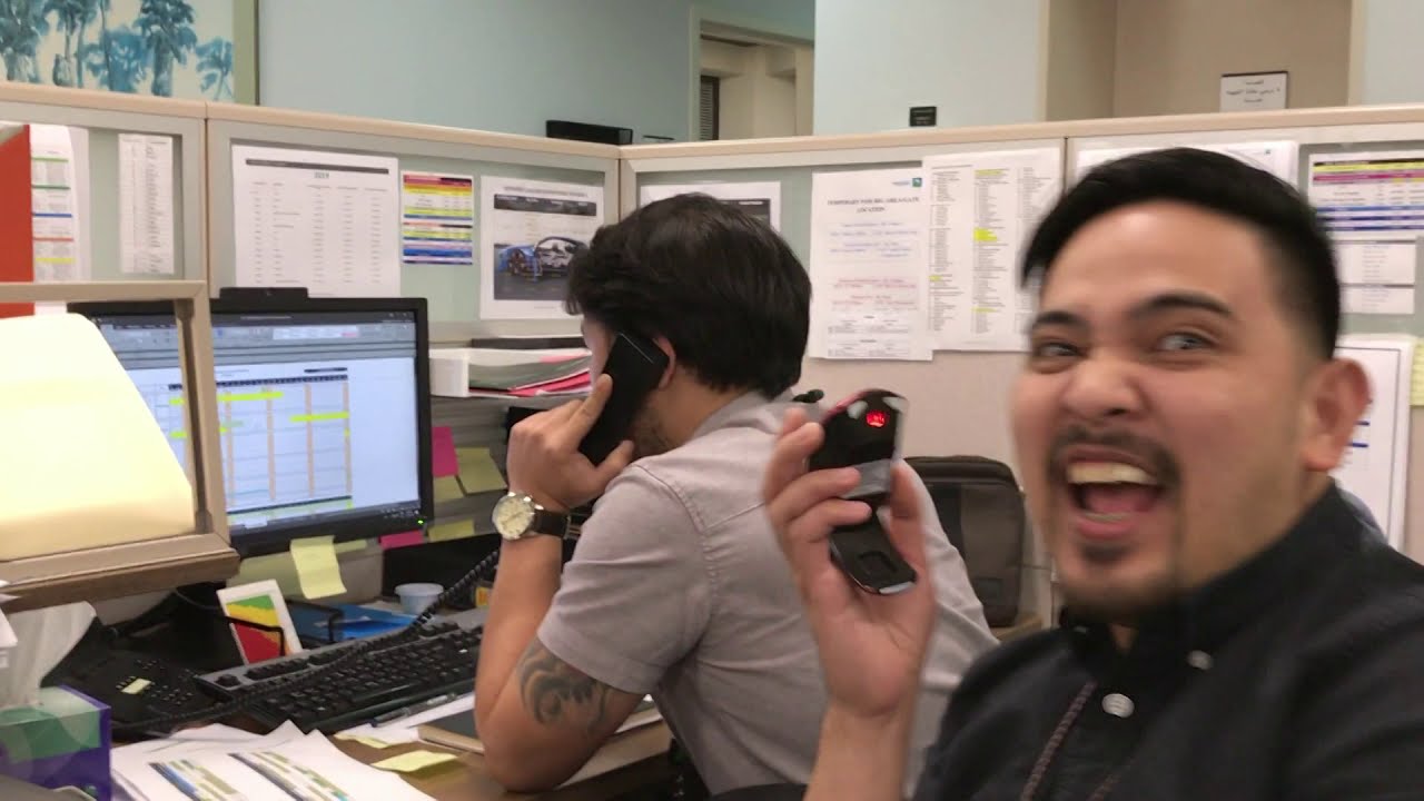 Wireless mouse prank on my Pakistani office mate. Laugh trip to!