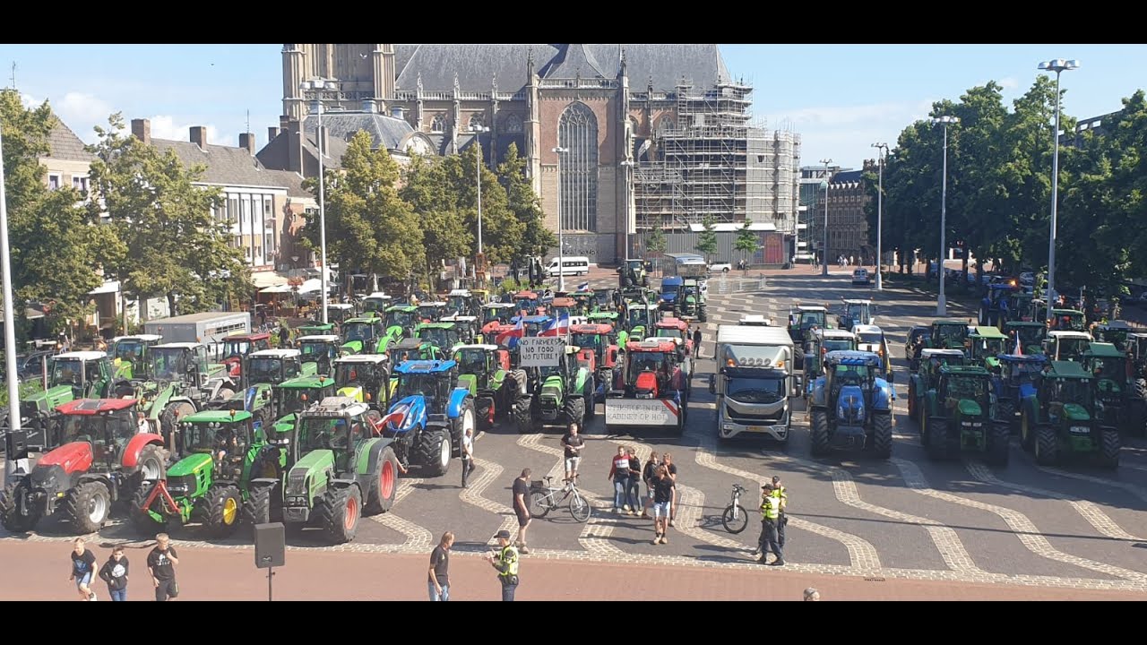 Boeren maken ongenoegen stevig duidelijk bij provinciehuis in Arnhem