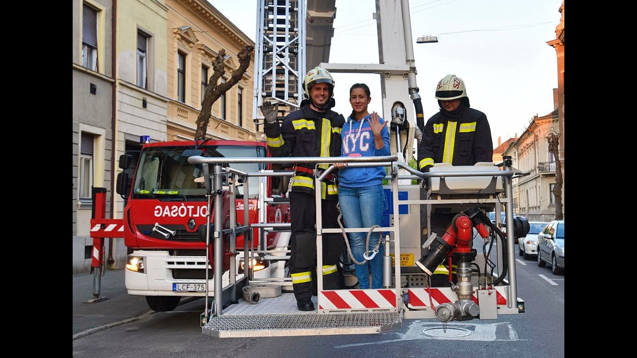 Tűzoltó lánykérés a tetőablakon át Szombathelyen / Firefighter proposal