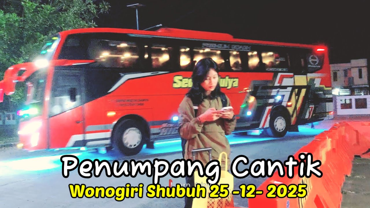 Penumpang Cantik Turun dari Bus AKAP di Terminal Wonogiri