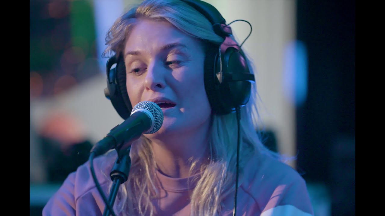 Miss Montreal primeurt nieuwe kerstsingle 'Angels In The Sky' live in de Sky-studio
