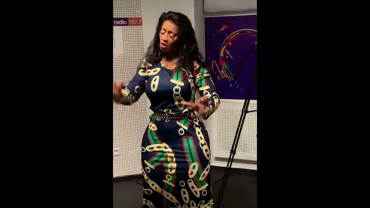 MATY DOLLAR degaine son pistolero sur le plateau de radio Life abonnez svp et activé la cloche 🔔.
