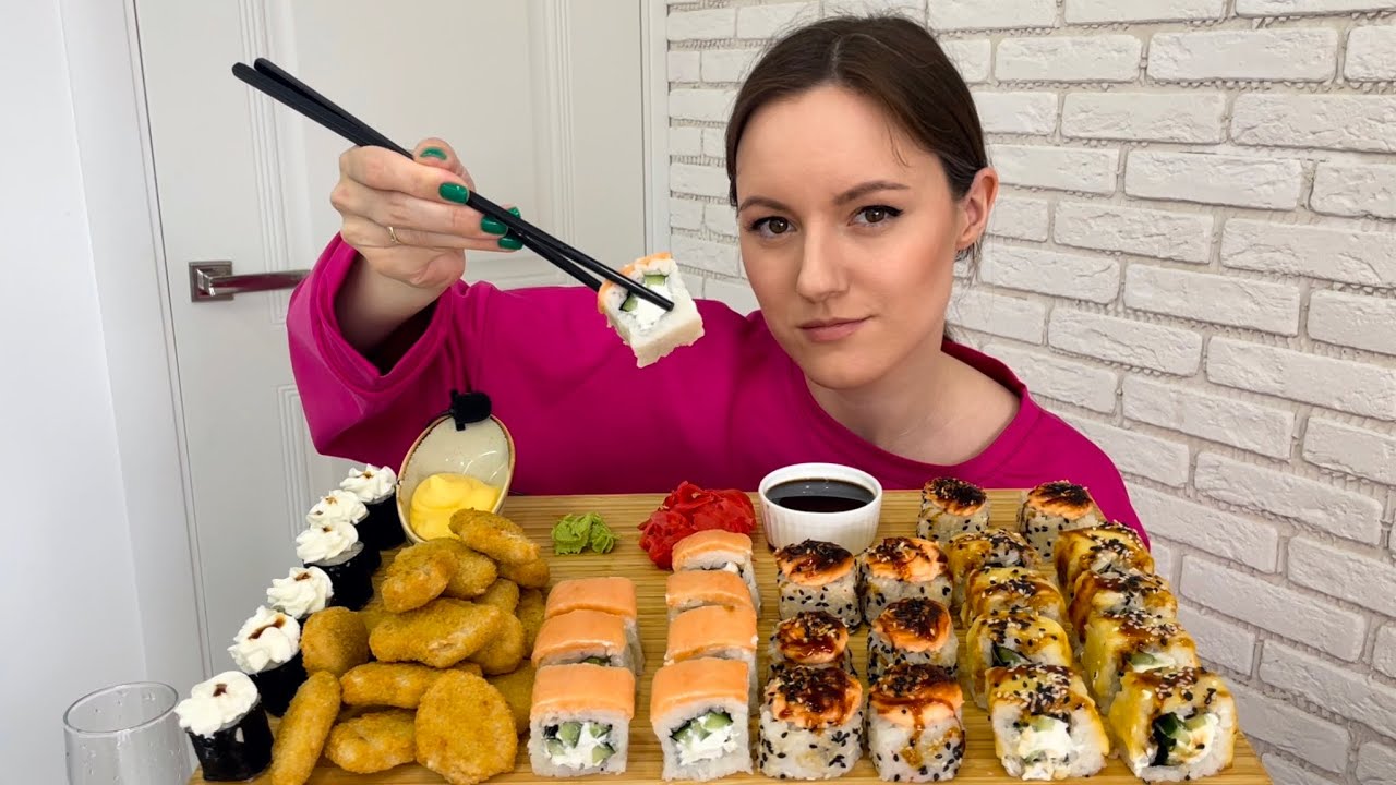 МУКБАНГ РОЛЛЫ ФИЛАДЕЛЬФИЯ СУШИ ЗАПЕЧЕННЫЕ С СЫРОМ с курицей распаковка Любимый Василек MUKBANG ROLLS