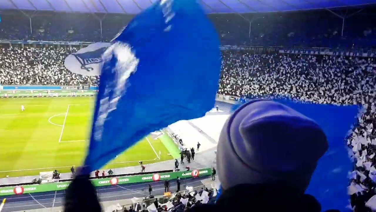 HERTHA BSC & KARLSRUHER SC GÄNSEHAUTSTIMMUNG BEI GEMEINSAMEN FANGESÄNGEN!  CHOREO + PYRO 11.11.2023
