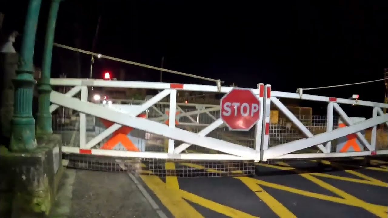 (automatic gates) Tipperary station level crossing (Tipperary)