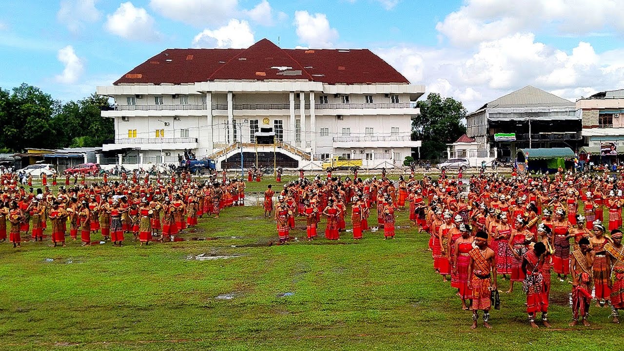 1000 Penari Hiasi Lapangan Umum Kota Betun Usai Upacara Hardiknas Tahun 2025