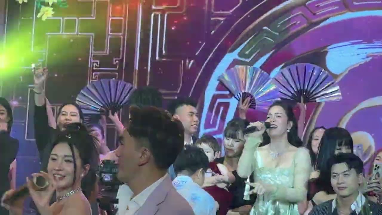 Tiệc sinh nhật con gái cưng của Nhật Kim Anh. Rất nhiều ACe đồng nghiệp đến chúc mừng! 