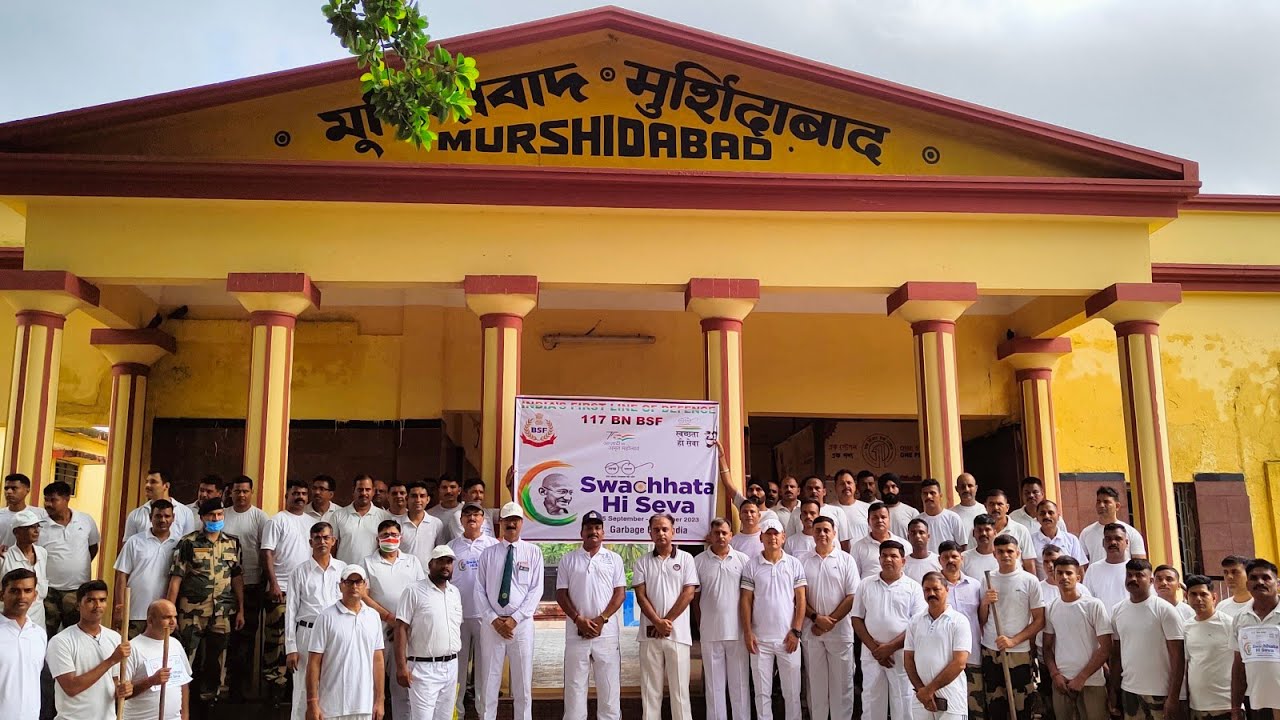 মুর্শিদাবাদ স্টেশনে স্বচ্ছতা নিয়ে চলছে কাজ